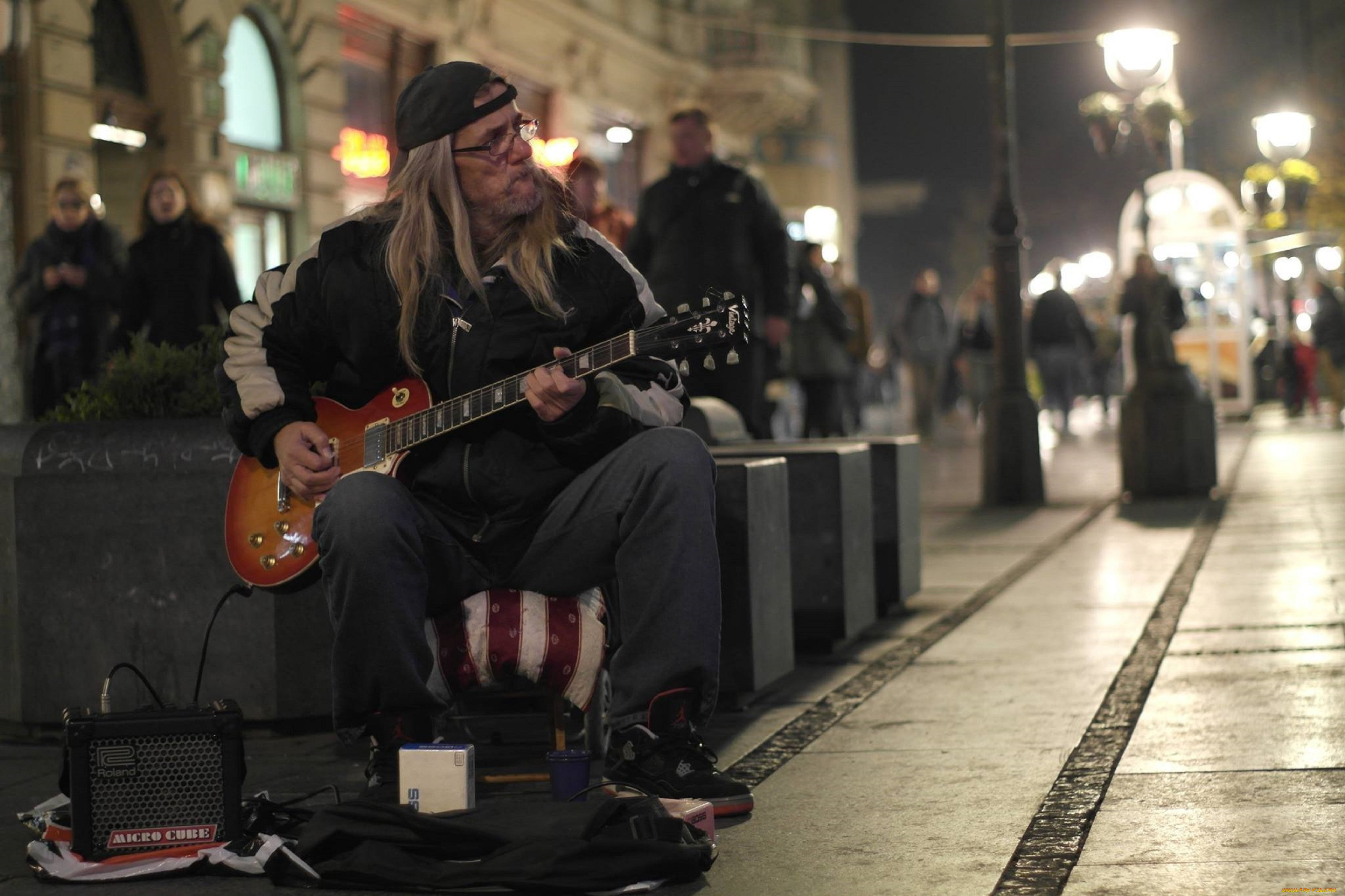 Бомж гитарист. «Уличный музыкант» Street musician, Бенгт Линдстрём. "Гитарист" "уличный музыкант" "Ambient". Уличный гитарист. Уличный музыкант на гитаре.